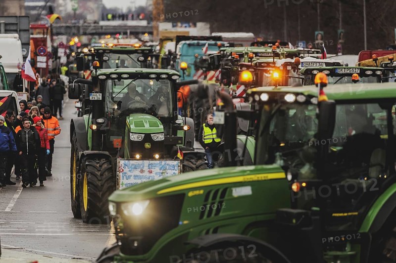 Road blockades, taken as part of the farmers' protests in Berlin, 15 January 2024. 10, 000 participants are expected on Monday as part of the farmers' protest week. Among other things, they are protesting against the austerity plans of the traffic light government