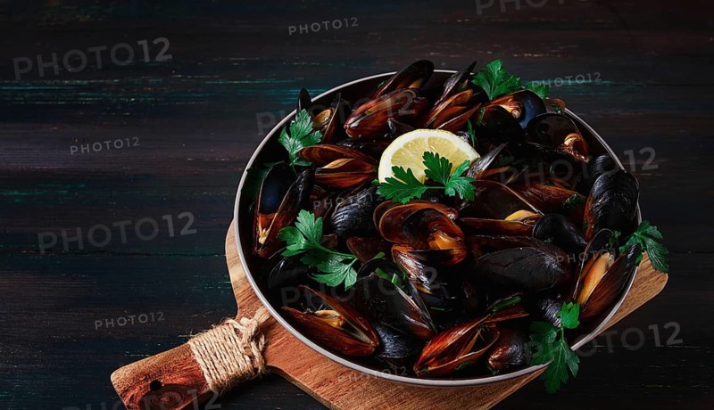 Fresh, Boiled mussels, Black Sea, with parsley and lemon, no people, top view
