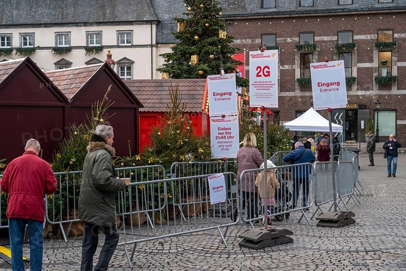 Christmas market Düsseldorf, Old Town, market square at the town hall, access only according to 2G rules, vaccinated, recovered, access control, Düsseldorf, North Rhine-Westphalia, Germany, Europe