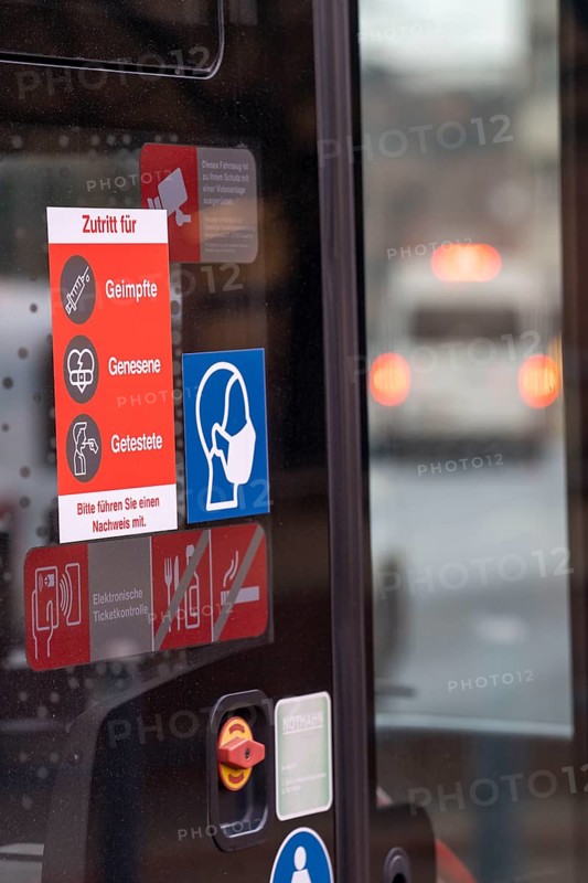 Local bus, public transport, during the fourth corona wave, 3G regulation, signs, in Duisburg, North Rhine-Westphalia, Germany, Europe
