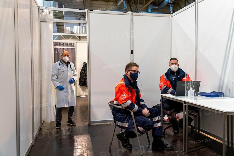 Vaccination team, vaccination doctor and helpers at the test run in the vaccination centre for the corona vaccinations, in a hall at Messe Essen, by the city, the fire brigade and various aid organisations, 12 vaccination lines for a daily vaccination of up to 2400 people, operated by the North Rhine-Westphalia Association of Statutory Health Insurance Physicians