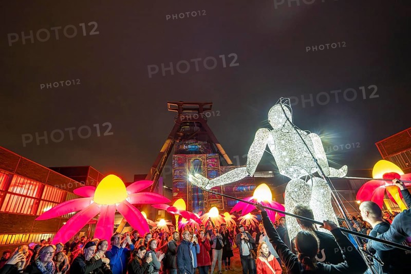 Extraschicht, the long night of industrial culture, cultural festival across the Ruhr region, 35 venues in 19 cities, Dundu, walking, glowing, large puppet, here Illuminating flowers at the Zeche Zollverein in Essen, double trestle pithead tower shaft 12, North Rhine-Westphalia, Germany, Europe