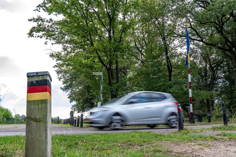 The so-called Green Border, at the former border crossing Grenzweg near Straelen-Kastanienburg and NL Velden, between Germany and the Netherlands, adventure trail for children, the Smugglers' Trail, North Rhine-Westphalia, Germany, Europe