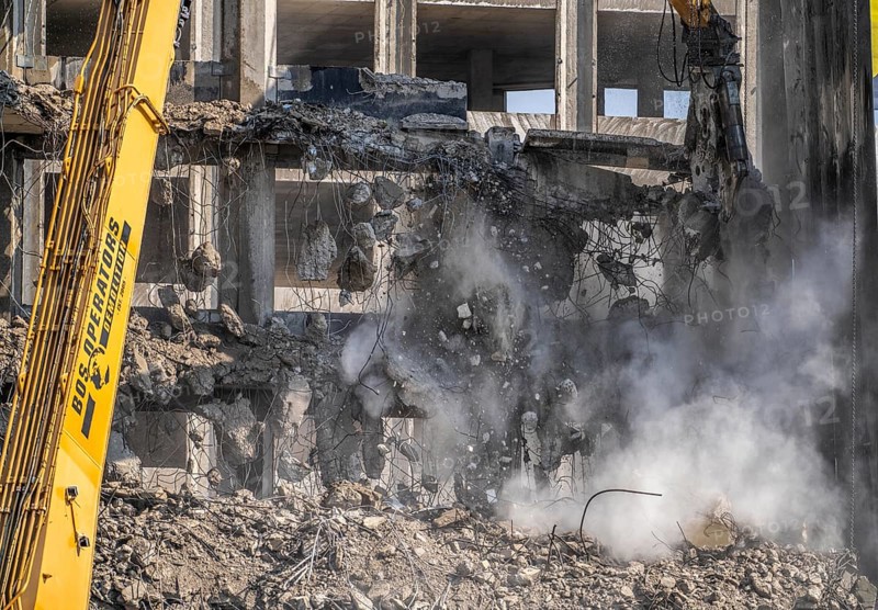 Construction site on Haroldstraße, demolition of a former office building, after complete gutting only the concrete parts remain, large excavator with cutting pliers cuts up concrete parts, steel wire, Düsseldorf, North Rhine-Westphalia, Germany, Europe