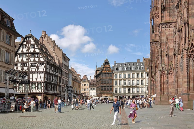 Minster square with pedestrians, Maison Kammerzell and UNESCO Minster, Grande Île, Strasbourg, Bas-Rhin, Alsace, France, Europe