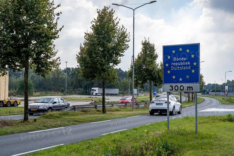 The so-called Green Border, at the former border crossing Schwanenhaus, between Germany and the Netherlands, between Velo and Nettetal, first day of increased border controls against irregular migration, traffic runs normally as usual, North Rhine-Westphalia, Germany, Europe