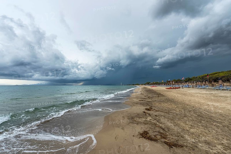 Empty beach, dramatic, gloomy sky, weather, clouds, thunderstorm, stormy, stormy weather, coast, Mediterranean, Mediterranean, crisis, rainy weather, tourism, tourism crisis, Follonica, Tuscany, Italy, Europe