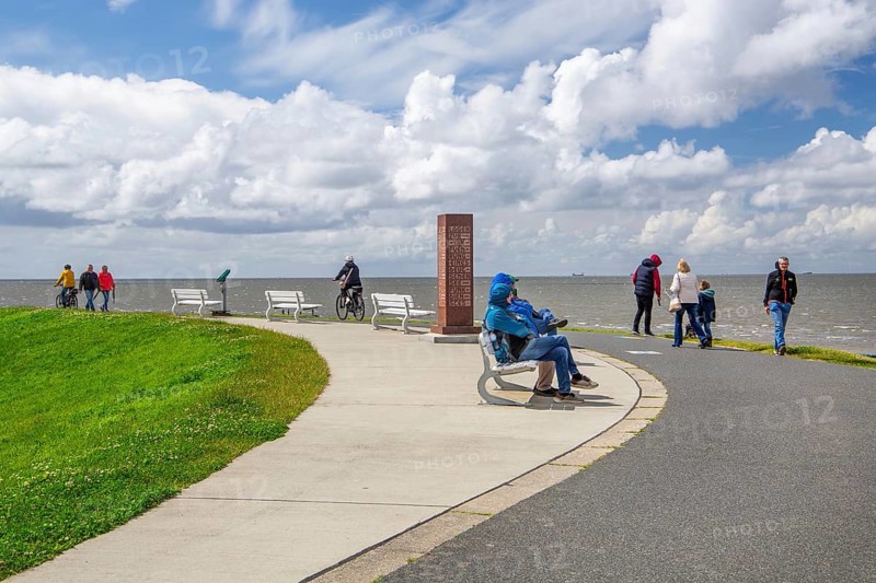 Dike promenade on the Wadden Sea in the district of Döse, North Sea spa town of Cuxhaven, North Sea coast, Elbe, Elbe estuary, Lower Saxony, Germany, Europe