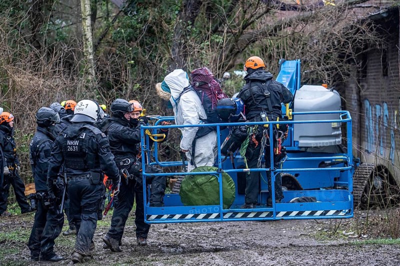 2nd day of the eviction of the Lützerath hamlet, occupied buildings of the former farm, by climate activists at the Garzweiler 2 opencast lignite mine, by the police, Erkelenz, North Rhine-Westphalia, Germany, Europe