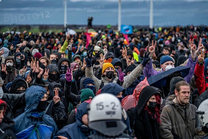 Violent clashes between thousands of demonstrators and the police, after a demonstration against the demolition of the brown coal village of Lützerath, the demonstration participants try to get to the rest of the village, Lützerah, and storm it, the police prevent this with a large contingent of forces, Erkelenz, North Rhine-Westphalia, Germany, Europe