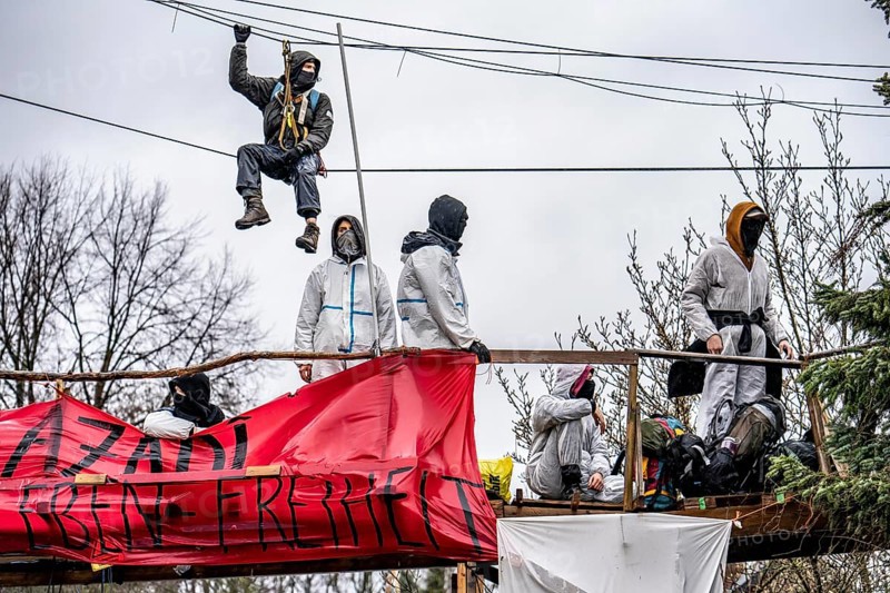 2nd day of the eviction of the Lützerath hamlet, occupied buildings of the former farm, by climate activists at the Garzweiler 2 opencast lignite mine, by the police, media, Erkelenz, North Rhine-Westphalia, Germany, Europe