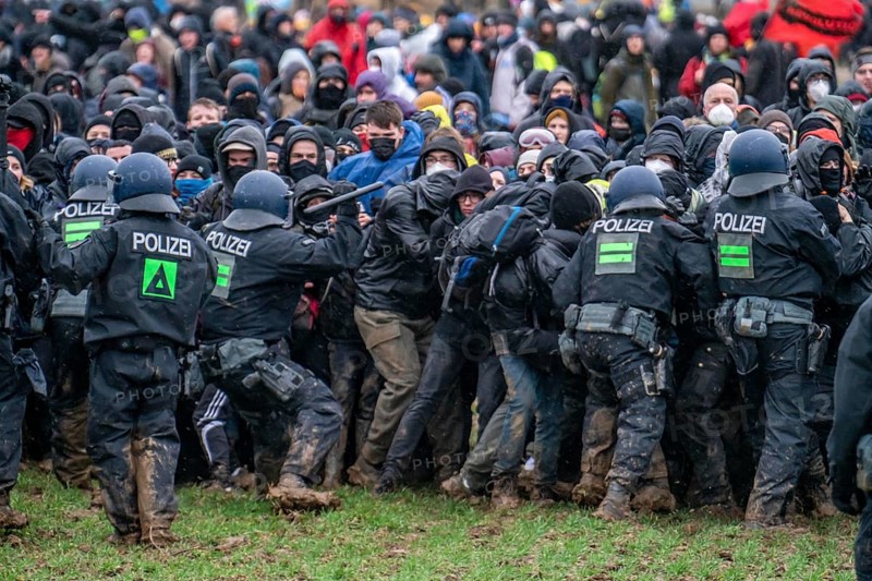 Violent clashes between thousands of demonstrators and the police, after a demonstration against the demolition of the brown coal village of Lützerath, the demonstration participants try to get to the rest of the village, Lützerah, and storm it, the police prevent this with a large contingent of forces, Erkelenz, North Rhine-Westphalia, Germany, Europe