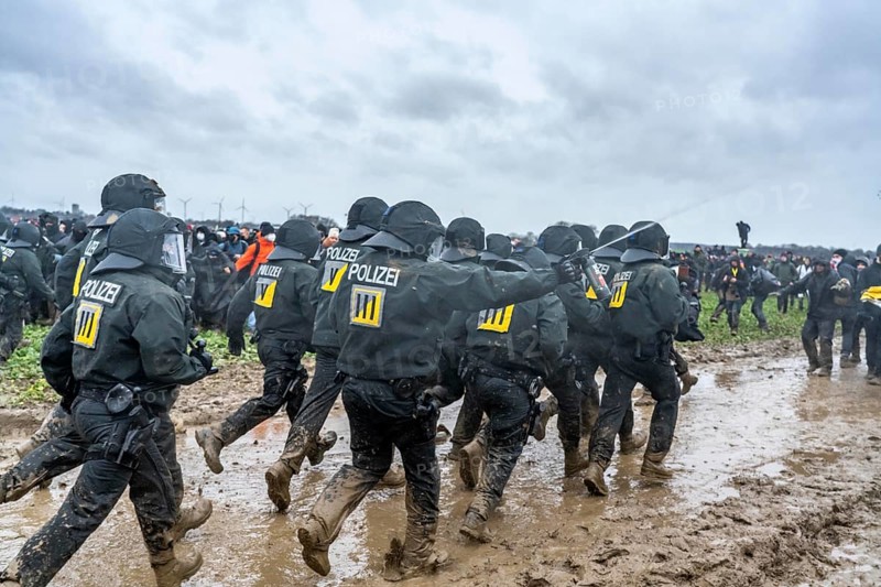 Violent clashes between thousands of demonstrators and the police, after a demonstration against the demolition of the brown coal village of Lützerath, the demonstration participants try to get to the rest of the village, Lützerah, and storm it, the police prevent this with a large contingent of forces, Erkelenz, North Rhine-Westphalia, Germany, Europe