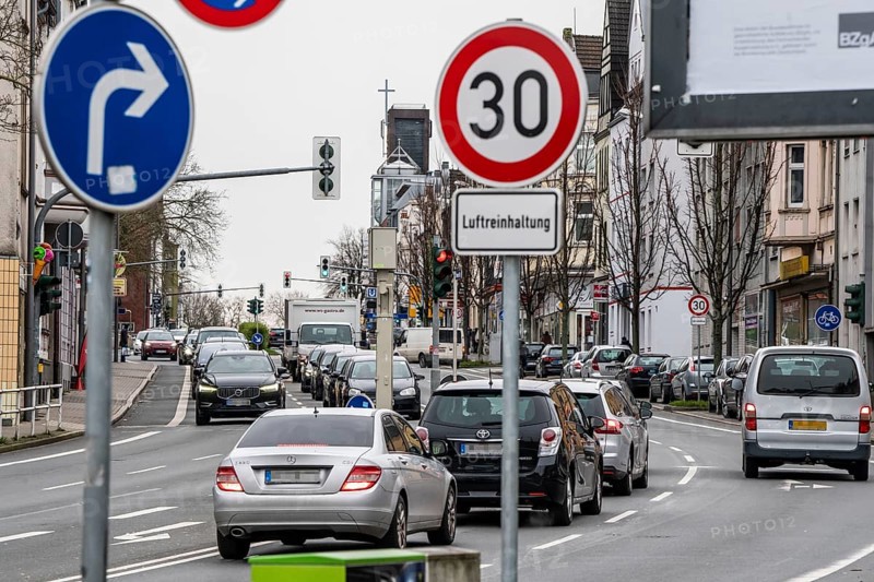 30 km/h zone on Herner Straße in Bochum Riemke to keep the air clean, ban on lorries driving through