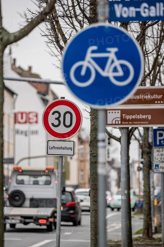 30 km/h zone on Herner Straße in Bochum Riemke to keep the air clean, ban on lorries driving through