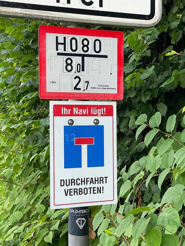 Your sat nav is lying, sign at a dead end, residential alleyway, that a passage with the vehicle is not possible, even if some sat navs indicate this, near Horn-Bad Meinberg, North Rhine-Westphalia, Germany, Europe