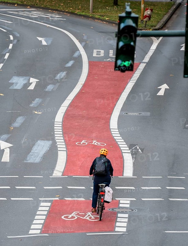 The new environmental lane on Schützenbahn street in Essen city centre, cyclists and buses have their own lane, traffic lights give cyclists a time advantage over cars, Essen, North Rhine-Westphalia, Germany, Europe