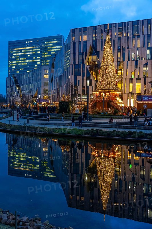Christmas market, at the Kö-Bogen shopping centre, in the city centre of Düsseldorf, at the back left the Dreischeibenhaus, North Rhine-Westphalia, Germany, Europe