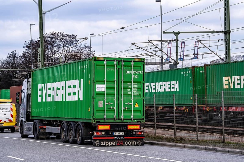 Port of Hamburg, container handling, railway line at Container Terminal Burchardkai, transport by rail and road, from and to the port, Hamburg Germany