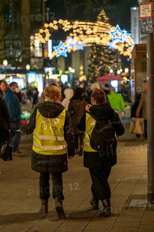 2G inspectors, of the city of Essen at the Christmas market on Kettwiger Straße, in Essen, during the Corona crisis, in December 2021, few visitors, 2G regulation, North Rhine-Westphalia, Germany, Europe