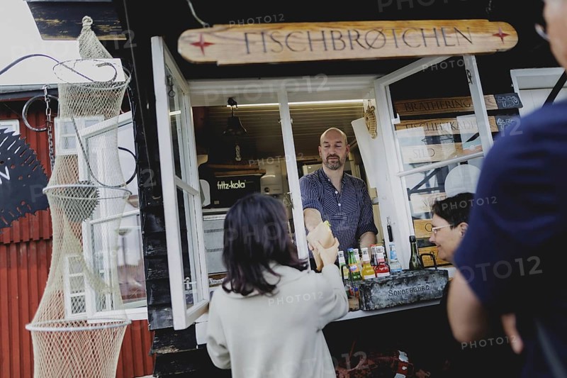 Annalena Bärbock (Alliance 90/The Greens), Federal Foreign Minister, photographed at the fish stand during the Foreign Minister's trip to Germany in Flensburg, 25 July 2024. /