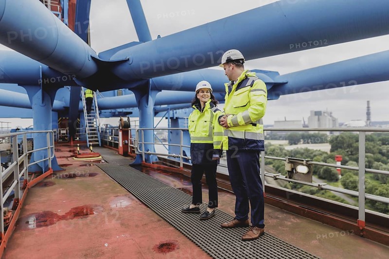 (L-R) Annalena Bärbock (Bündnis 90/Die Grünen), Federal Foreign Minister, and Patrick Krawutschke, Managing Director of Container Terminal Altenwerder, during a visit to a container gantry crane at Container Terminal Altenwerder during the Foreign Minister's trip to Germany in Hamburg, 26 July 2024. /