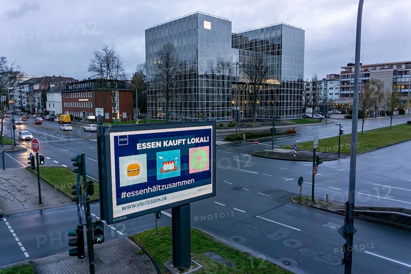 Appeal by the city of Essen to buy local, Essen sticks together, advertising campaign, LED roadside screen, digital advertising monitors, effects of the corona crisis in Germany, Essen, an der Alfredstraße, B224