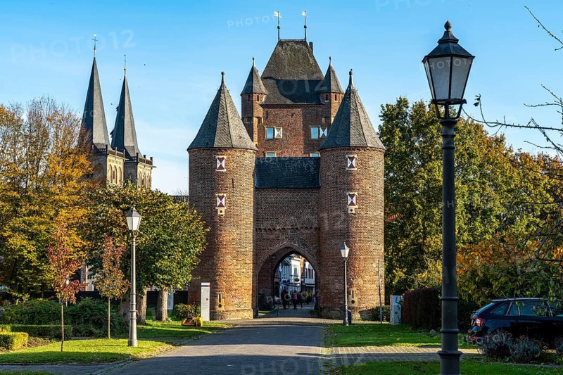 Cathedral and Klever Tor, double gate in Xanten, outer gate, with the owl towers, Lower Rhine, North Rhine-Westphalia, Germany, Europe