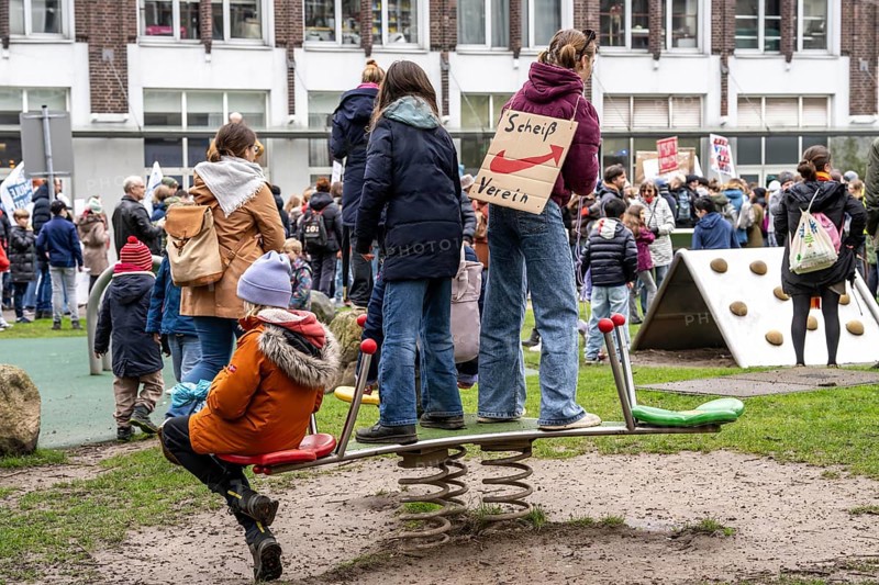 Pupils demonstrate against right-wing extremism, under the motto Schule bleibt Bunt (school remains colourful), over 2500 pupils, parents and teachers protest against right-wing extremism and for diversity in the city centre of Essen, North Rhine-Westphalia, Germany, Europe