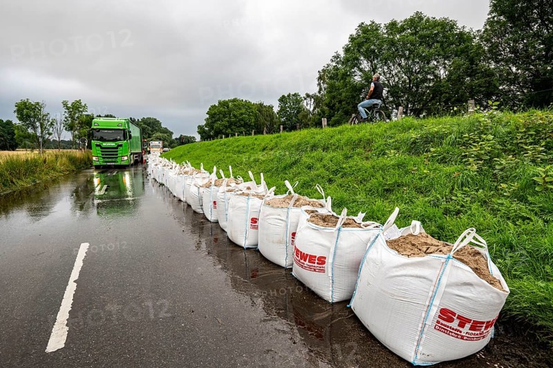 Ruhr floods near Mülheim-Menden, damage to the Ruhr dyke was sealed with large sand packs, flooded Ruhr floodplains, floods on the Ruhr, after long heavy rainfall the river left its bed and flooded the countryside and villages, the highest water level ever measured, North Rhine-Westphalia, Germany, Europe