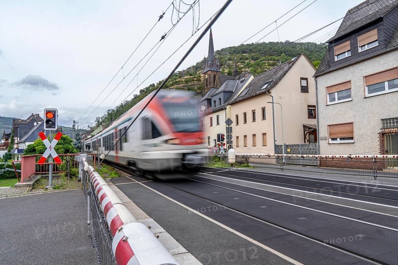 Upper Middle Rhine Valley, railway line on the right bank of the Rhine, regional train, level crossing, goods train line, up to 400 freight trains run here within 24 hours, on both sides, through the Rhine Valley, directly through villages and close to buildings, near Lorch, Hesse, Germany, Europe