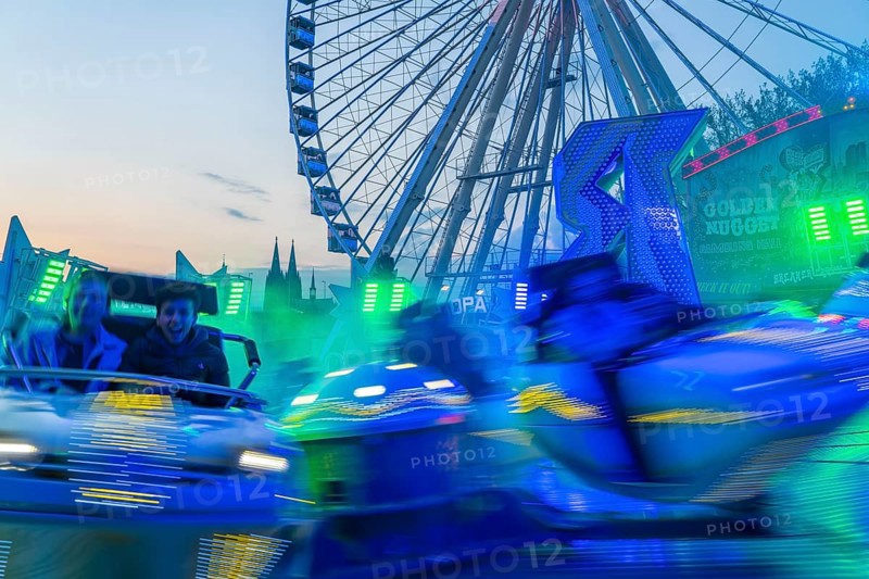 Deutz funfair on the Rhine, at Easter, funfair, break-dancer ride, Ferris wheel, Cologne Cathedral, Cologne, North Rhine-Westphalia, Germany, Europe