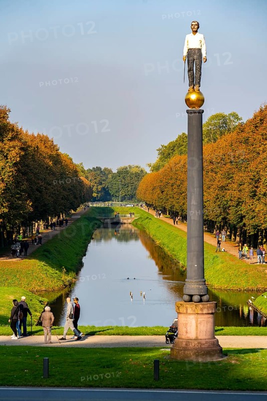 Historic baroque gardens in Kleve, from the 17th century, amphitheatre on the Springenberg, sculpture of the New Iron Man, spa town of Kleve, North Rhine-Westphalia, Germany, Europe