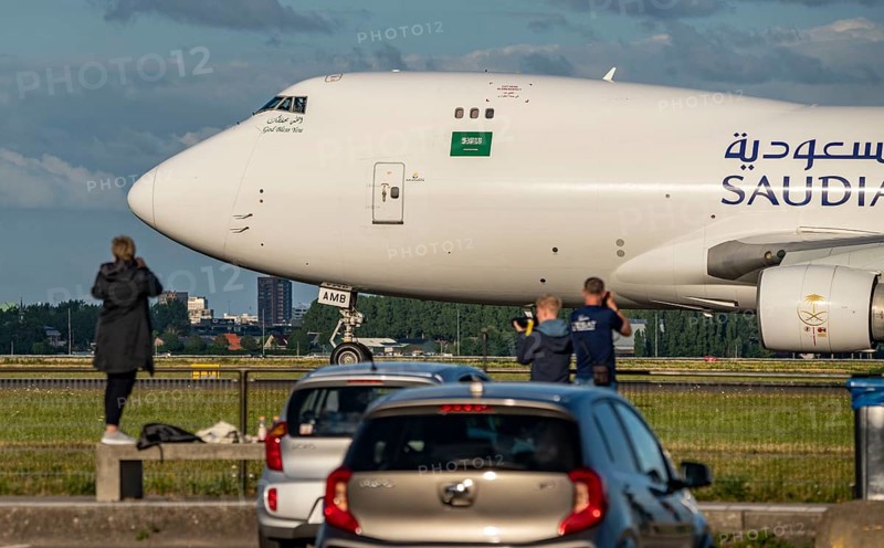 Amsterdam Shiphol Airport, Polderbaan, one of 6 runways, spotter area, see aeroplanes up close, TF-AMB, Saudi Arabian Airlines Boeing 747-400FSchiphol