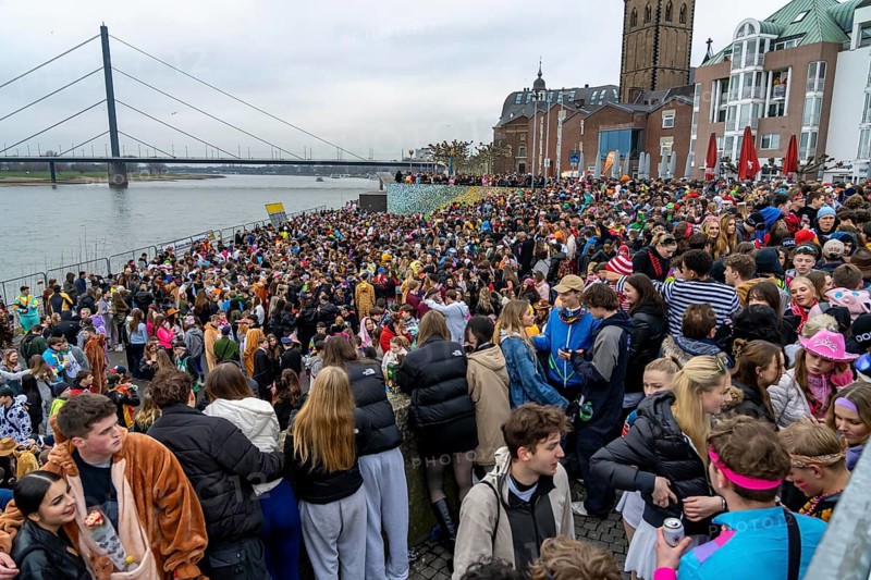 Rose Monday parade in Düsseldorf, after the parade thousands of mostly young people in the old town, on the banks of the Rhine, on the Rhine steps at Burgplatz, North Rhine-Westphalia, Germany, Europe