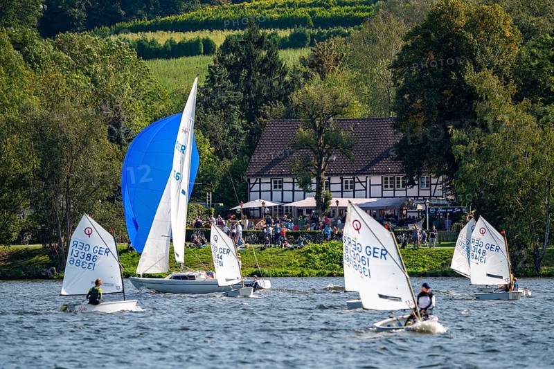 Lake Baldeney in Essen, Ruhr reservoir, sailing boats, Essen Sailing Week sailing regatta, Haus am See beer garden, Essen, North Rhine-Westphalia, Germany, Europe