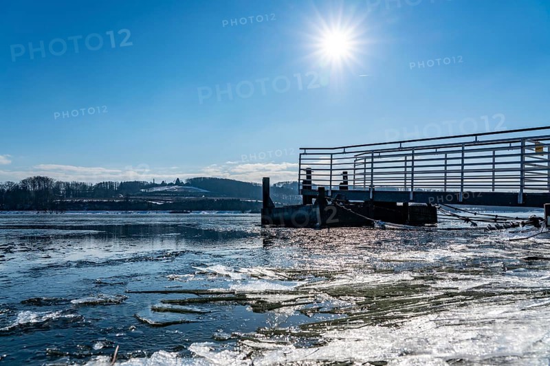 Winter in the Ruhr area, Lake Baldeney, snow-covered, partly frozen lake, shore, pier Strandbad, Essen, North Rhine-Westphalia, Germany, Europe