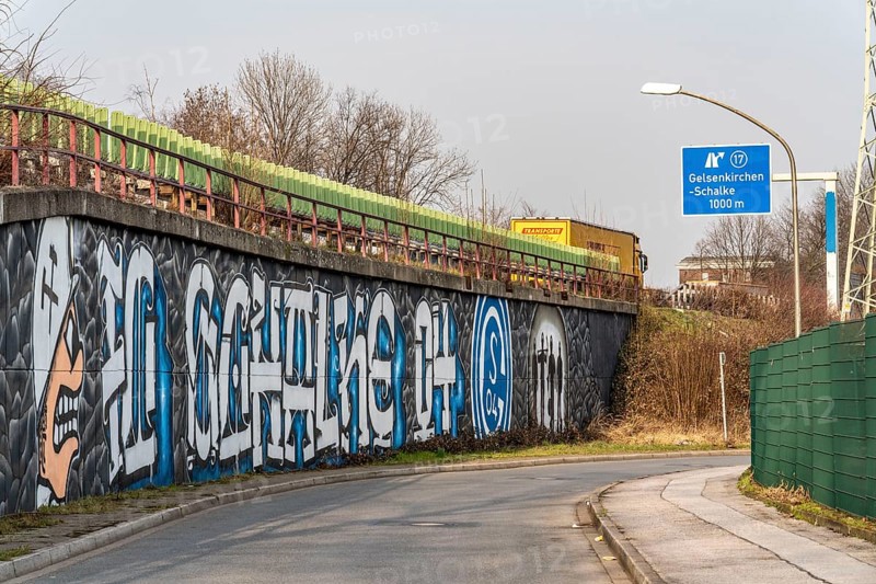 Large-format mural, graffiti, of the Schalke fan scene, below the A42 motorway, Gelsenkirchen-Schalke exit, Ruhrpott Romantik, Gelsenkirchen, North Rhine-Westphalia, Germany, Europe