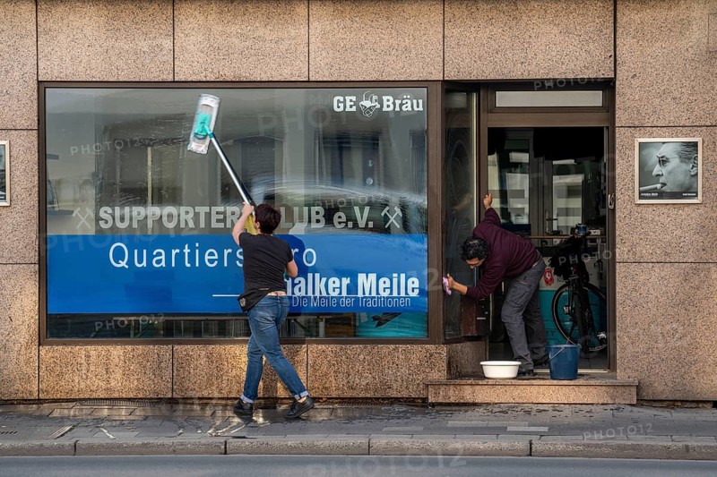 The Schalker Meile, mile of tradition, Kurt-Schumacher-Straße in Gelsenkirchen-Schalke, spring cleaning in the Schalker Meile neighbourhood office, Gelsenkirchen, North Rhine-Westphalia, Germany, Europe