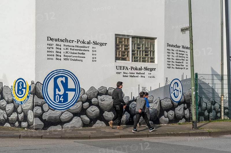 The Schalke Mile, Mile of Tradition, Kurt-Schumacher-Strasse in Gelsenkirchen-Schalke, side street, Hubertusstrasse, building with many Schalke logos, Ruhrpott symbols, list of Schalke football successes, Gelsenkirchen, North Rhine-Westphalia, Germany, Europe