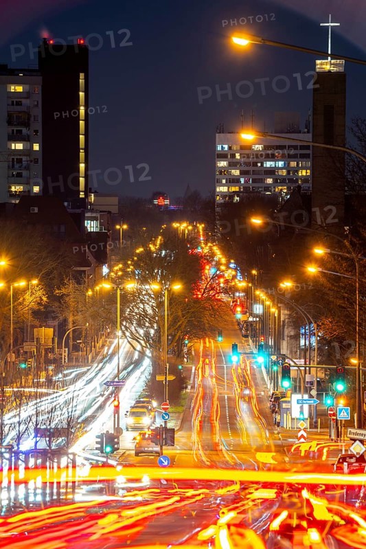 Evening city centre traffic, rush hour, Alfredstraße, B224, in Essen, Germany, Europe