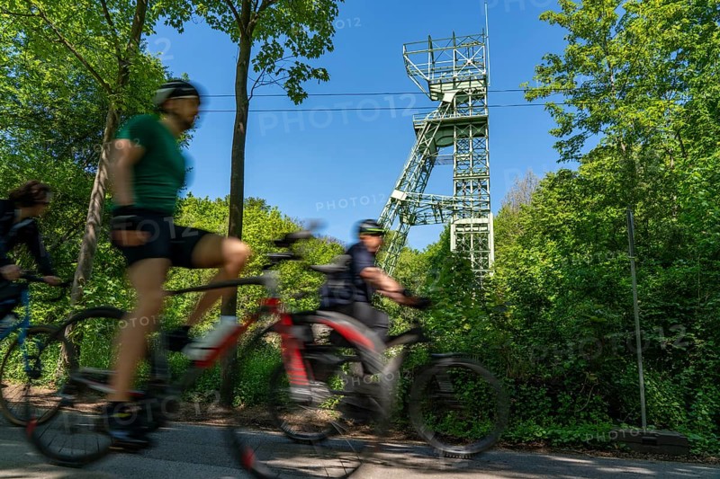 Cycling along the Ruhr, on Lake Baldeney in Essen, headframe of the former Carl Funke colliery, Essen, North Rhine-Westphalia, Germany, Europe