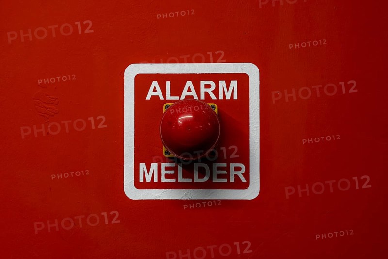 Alarm button, alarm signalling device, in a building, the security service can be alerted in the event of danger
