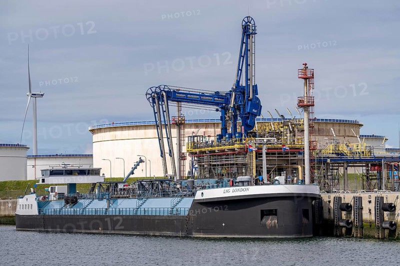 LNG tanker at, LNG import terminal tanks for liquefied natural gas, owned by Vopak and Gasunie, the tanks supply the Netherlands and other European countries with gas, in the seaport of Rotterdam, Maasvlakte, Rotterdam Netherlands