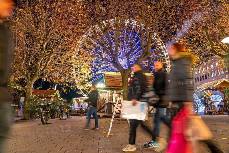 Pre-Christmas season, Christmas market in the city centre of Essen, Kettwiger Straße, Ferris wheel on Burgplatz, North Rhine-Westphalia, Germany, Europe
