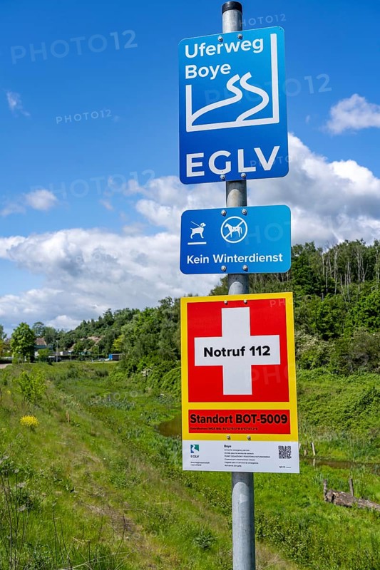 Riverside path along the Boye, emergency board, with location designation, stream, runs for 13.8 km through the towns of Gladbeck, Bottrop (photo) and Essen, a former sewer, sewage river, since 2017 the sewage has been canalised, the Boye is free of sewage and in large parts, as here in Bottrop, renaturalised, part of the Emscher conversion project, North Rhine-Westphalia, Germany, Europe