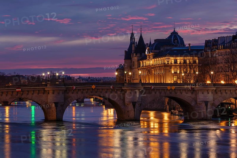 Pont Neuf and La Conciergerie Palace of Justice on the Seine, Ile de la Cite, Ile Saint-Louis, Paris, Ile de France, France, Paris, Ile de France, France, Europe
