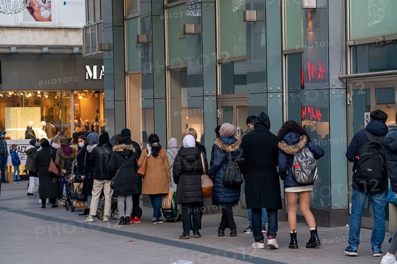 Shopping street Limbecker Straße, long queues in front of some shops, here a fashion chain, pedestrian zone, crowded, many people shopping, some with masks, during the second lockdown in the Corona crisis, Essen, North Rhine-Westphalia, Germany, Europe
