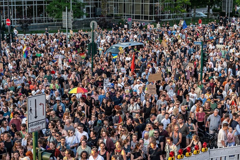 Demo against the AFD party conference in the Grugahalle in Essen, over 5000 participants came to Essen for a rave demo, Bass gegen Hass, which led to the Grugahalle, North Rhine-Westphalia, Germany, Europe