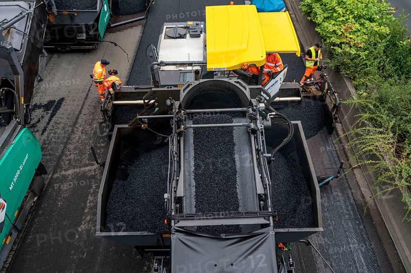 Renewal of the road surface on the A40 motorway between the Kaiserberg junction and Mülheim-Heißen, in the direction of Essen, over a length of 7.6 kilometres, with whisper asphalt, so-called open-pored asphalt, 10-day closure of the motorway, North Rhine-Westphalia, Germany, Europe